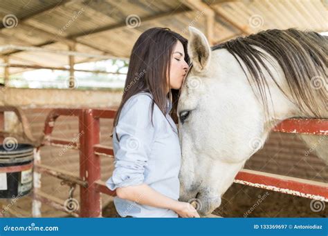 meuf qui baise un cheval|Zoophile, VO on Vimeo.